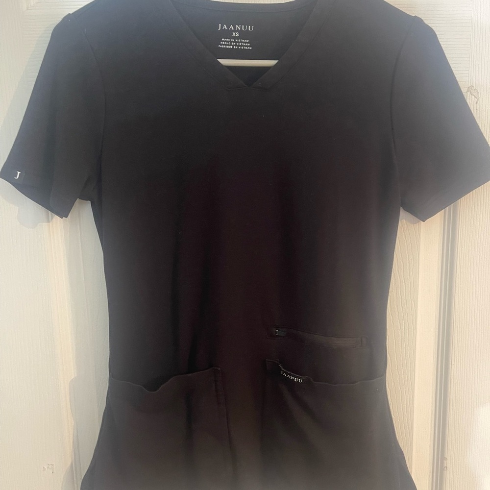 Jaanuu 4 Pocket V-Neck Scrub Top